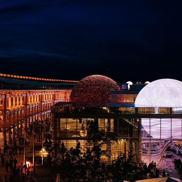 夜ならではの演出でおもてなし！ ナイト万博が幻想的