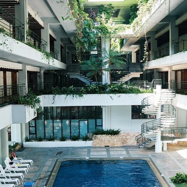 沖縄・恩納村で憧れのリゾートホテルを満喫！ 美しい建築で五感を整えて