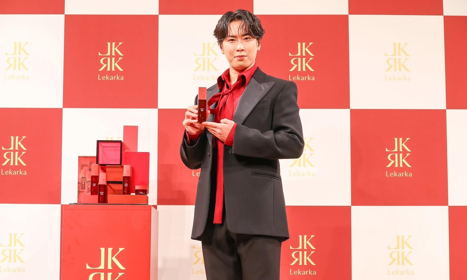 Snow Man・宮舘涼太が「Lekarka」のアンバサダーに就任！ 「起きたら“ショータイム”」「生まれ変わってもアイドルに」名言連発の就任式をレポート