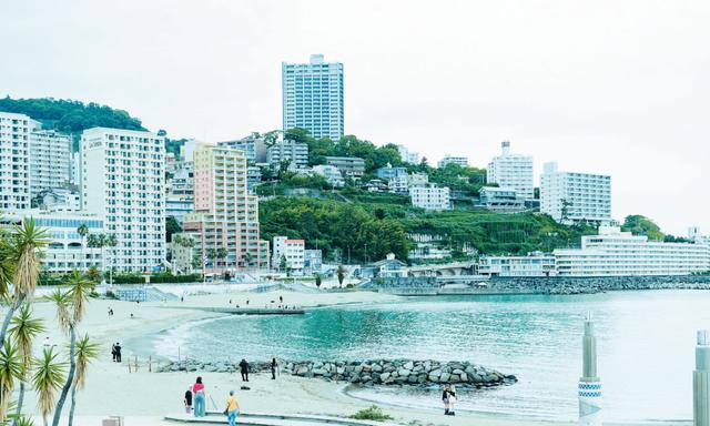 熱海・海と山を望む定番温泉地で、ノスタルジックな時間旅行を
