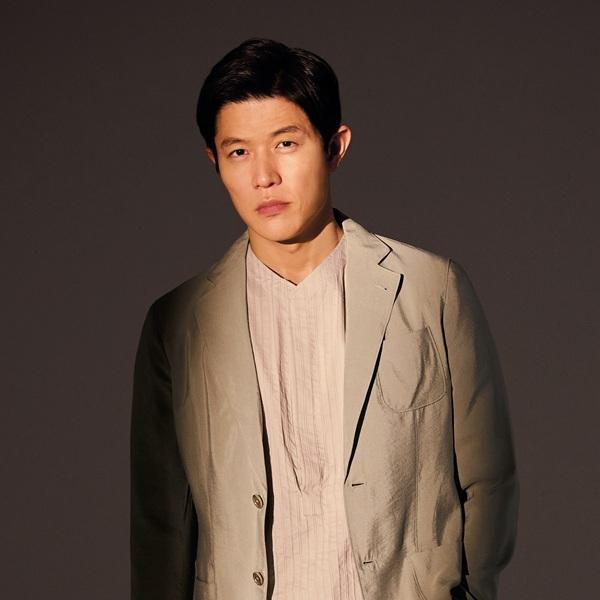 硬軟自在に観る者の心を掴む。“役に生きる”俳優、鈴木亮平の肖像