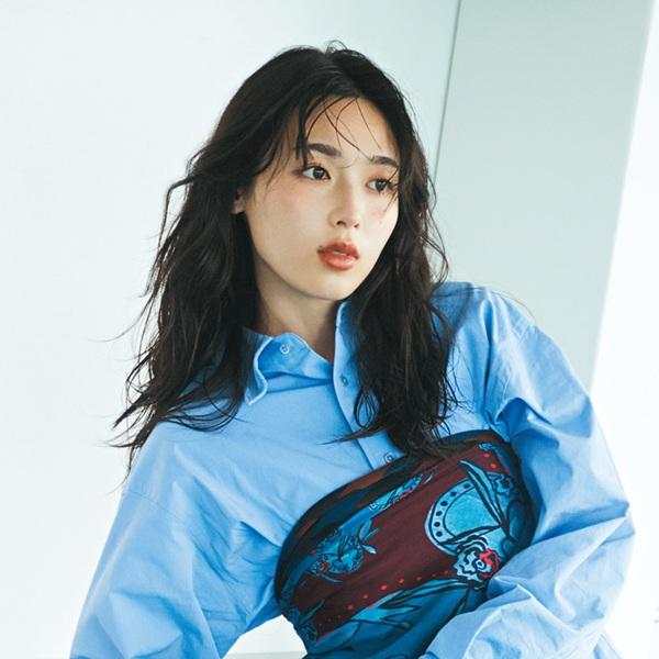 スカーフは“纏う”のが今っぽい! 多彩なアレンジで個性を主張