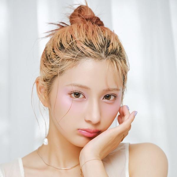 青みカラーで肌の透明感をアップ! しなこがパープルニュアンスメイクに挑戦